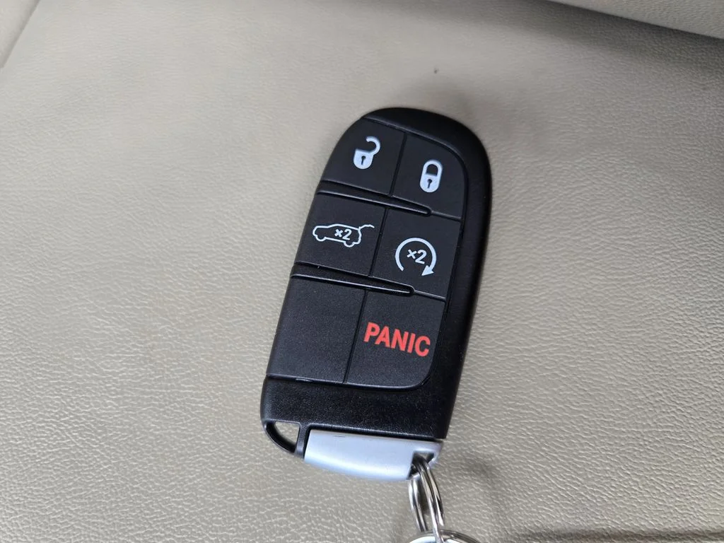 Used 2019 Diamond Black Jeep Limited image 29