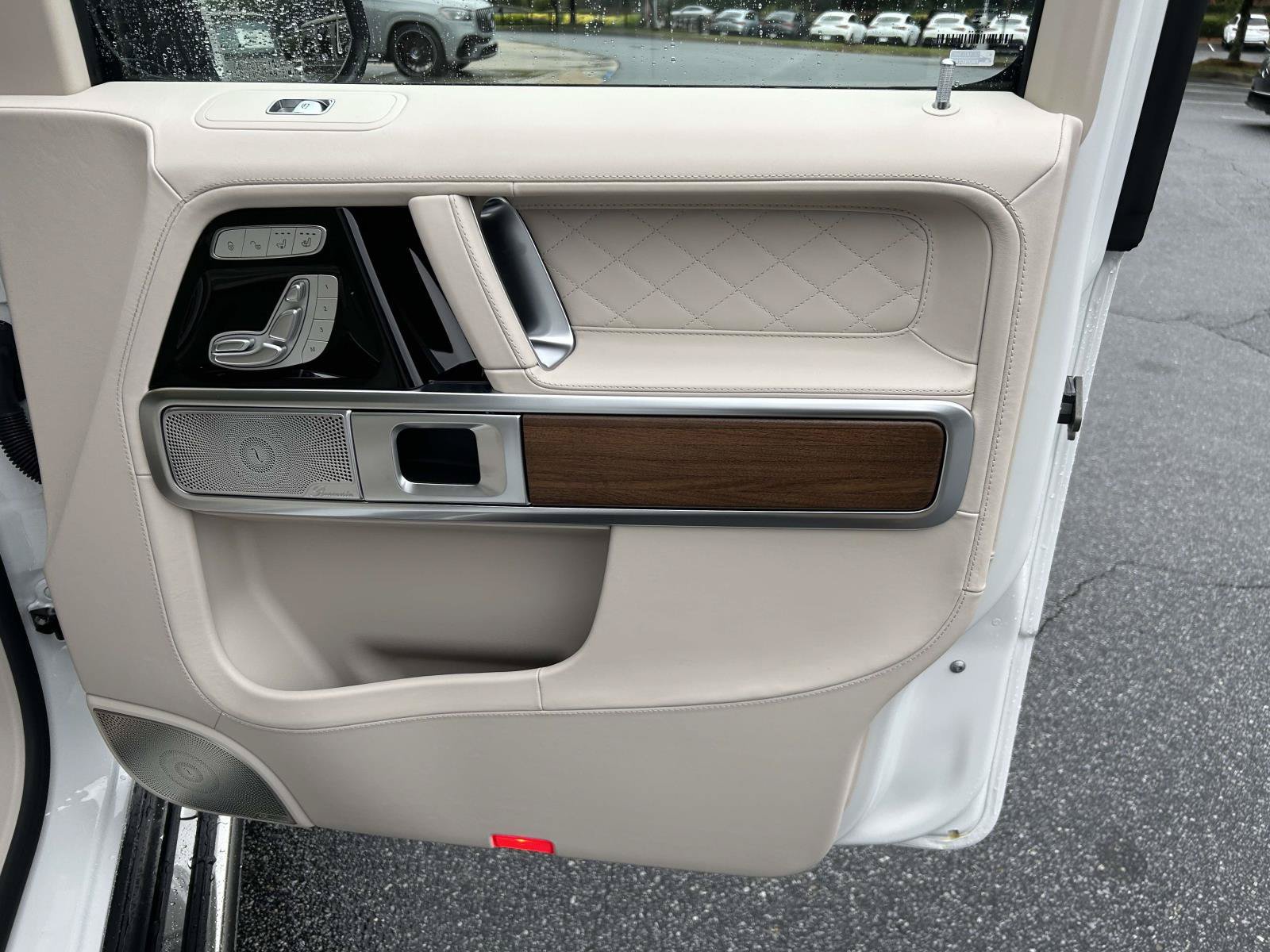 New 2027 MANUFAKTUR Moonlight White Metallic Mercedes-Benz G 580e SUV image 41