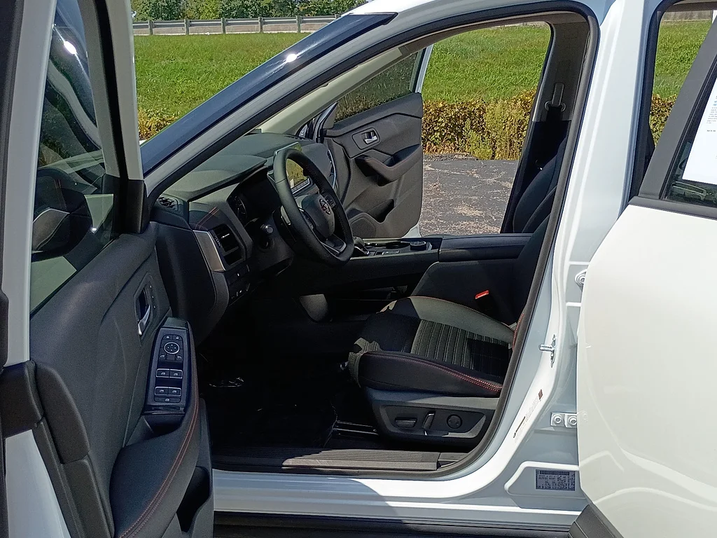 Used 2025 Everest White Pearl Nissan Rock Creek image 11