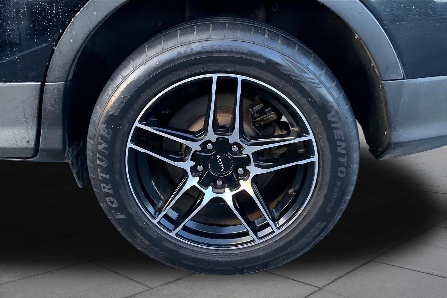 Used 2017 Shadow Black Ford SE image 10