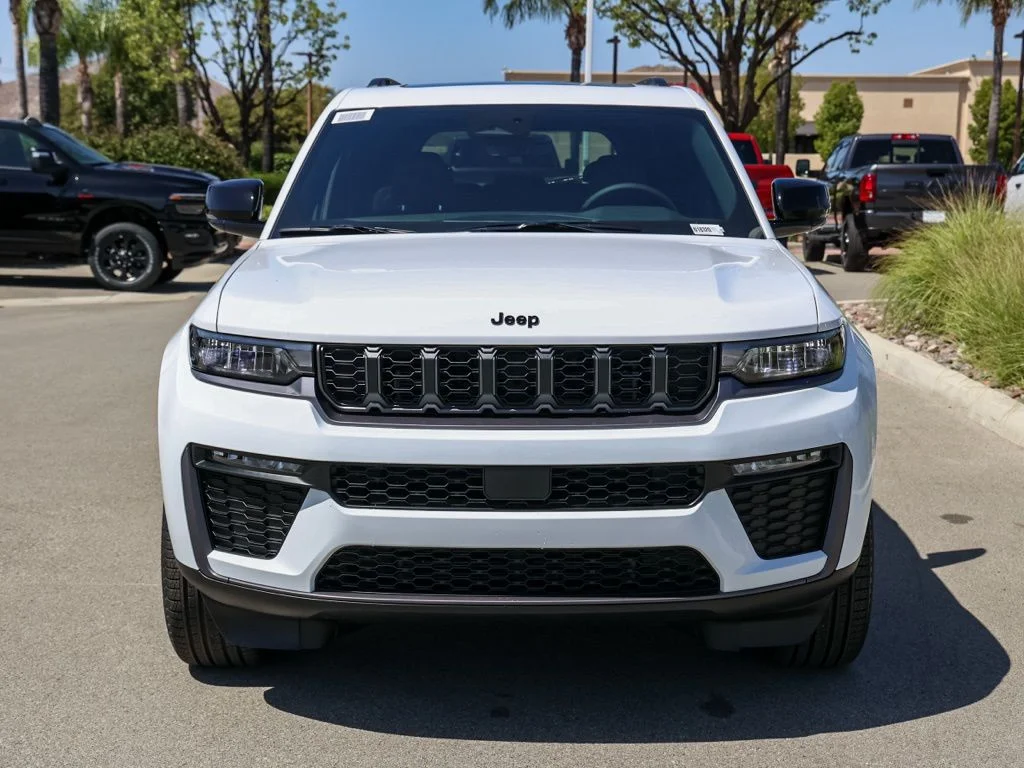 New 2026 Bright White Clear-Coat Exterior Paint Jeep Limited image 8