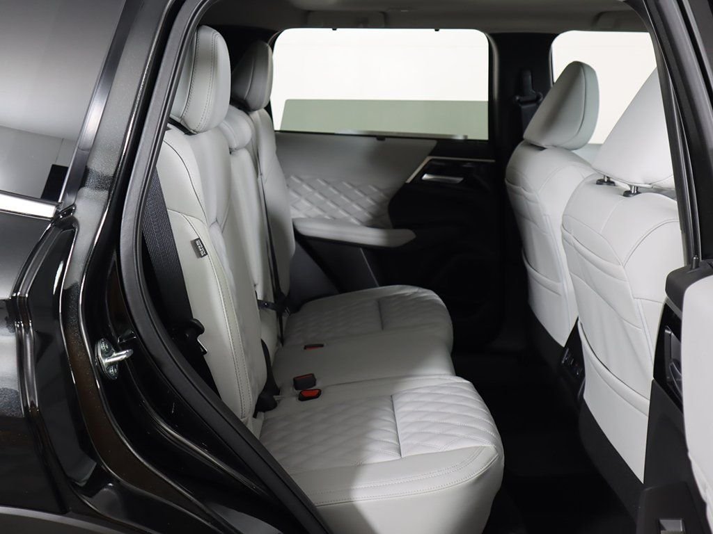 2025 Mitsubishi Outlander Plug-in Hybrid Platinum Edition - Photo 36