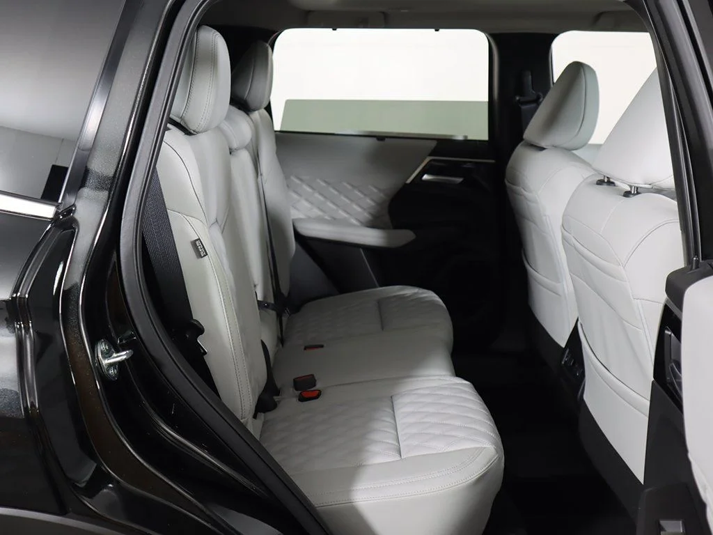 2025 Mitsubishi Outlander Plug-in Hybrid Platinum Edition - Photo 36