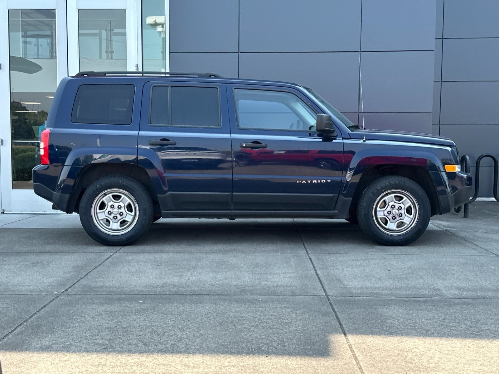 Used 2015 True Blue Pearlcoat Jeep Sport image 1