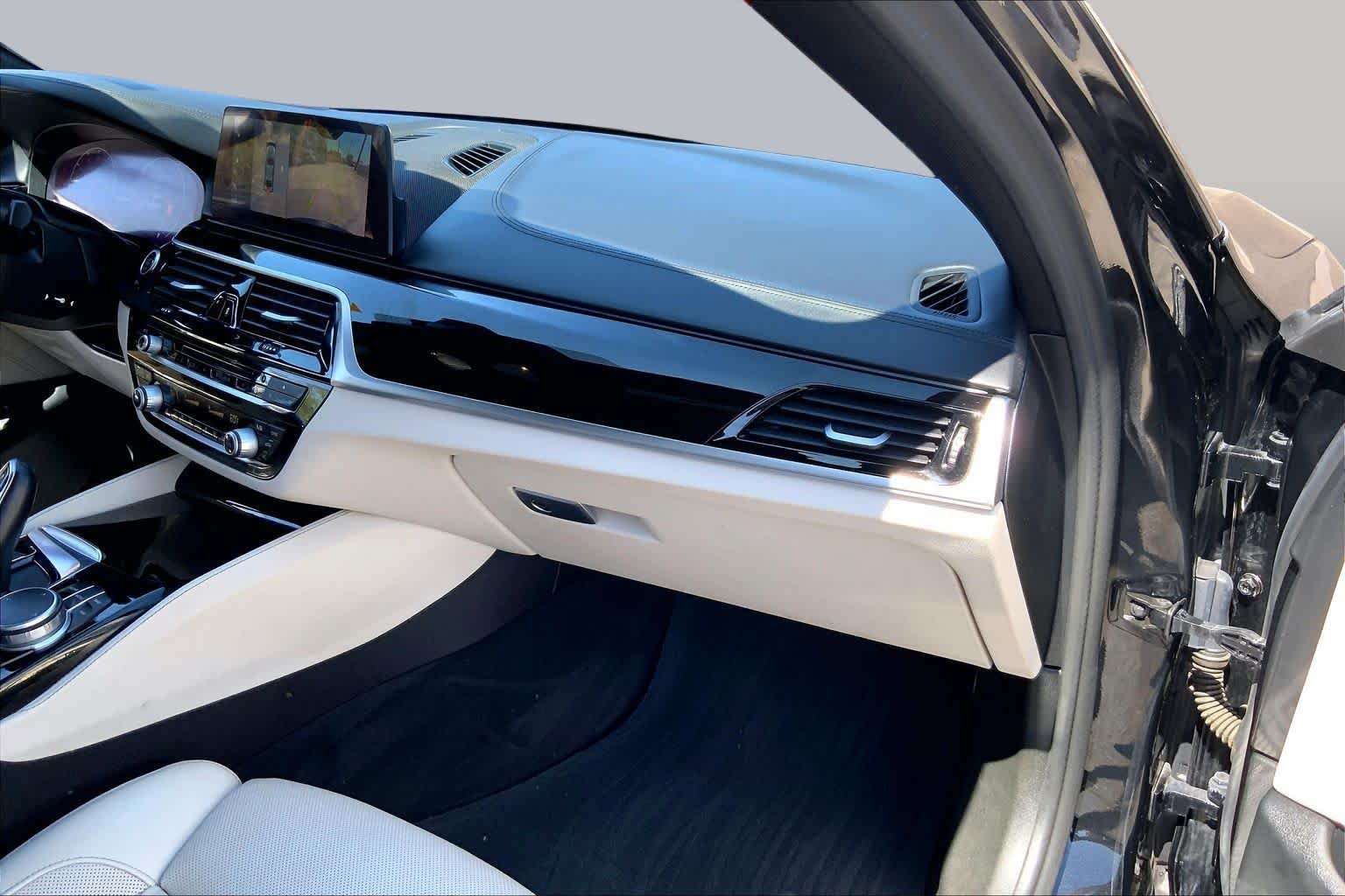 Used 2019 Black Sapphire Metallic BMW M550i xDrive image 16