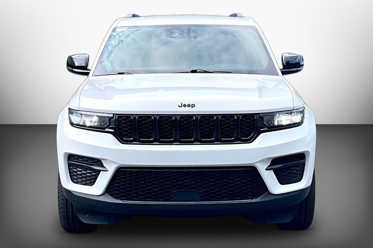 Used 2023 White Jeep Altitude X image 3