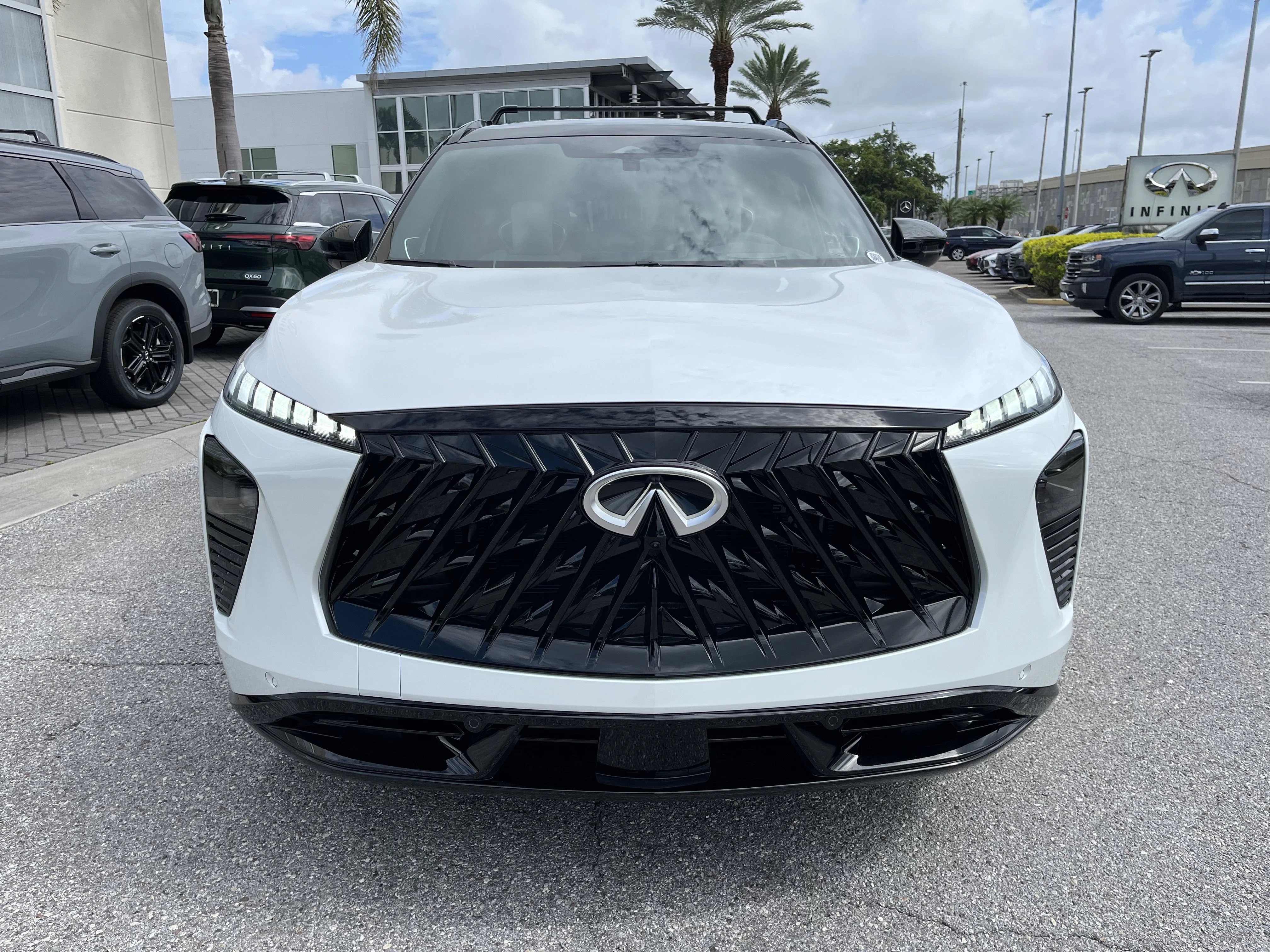 New 2027 Radiant White/Black Obsidian INFINITI AUTOGRAPH image 9