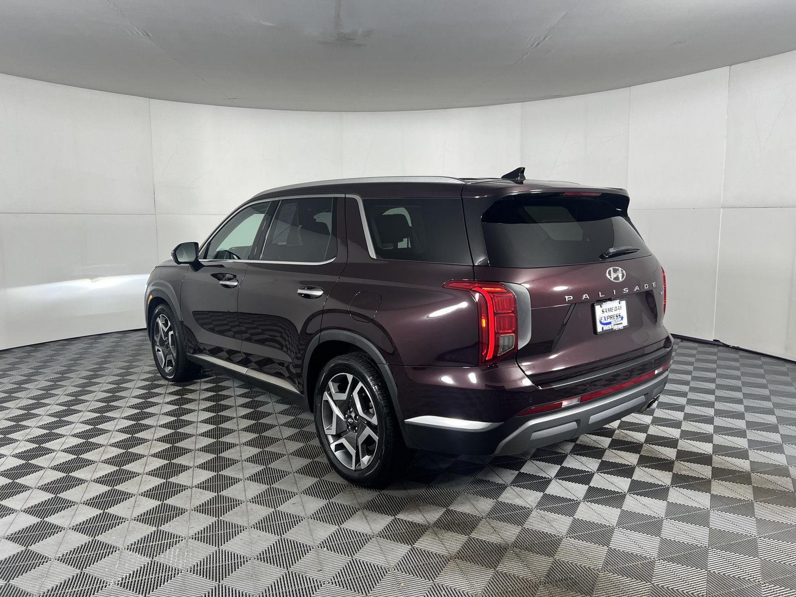 Used 2023 Sierra Burgundy Hyundai Limited image 5