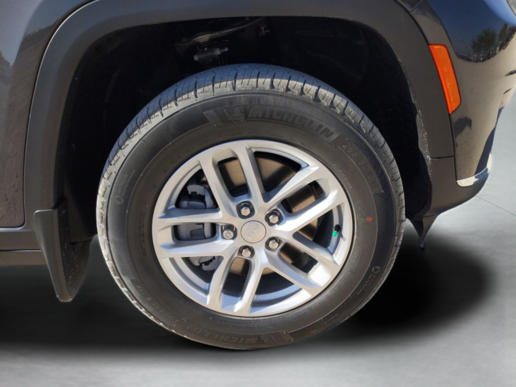 New 2025 Baltic Gray Metallic Clear-Coat Exterior Paint Jeep Laredo image 45