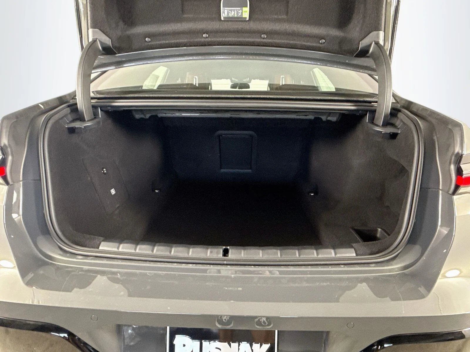New 2026 Dravit Grey Metallic BMW 750e xDrive image 28