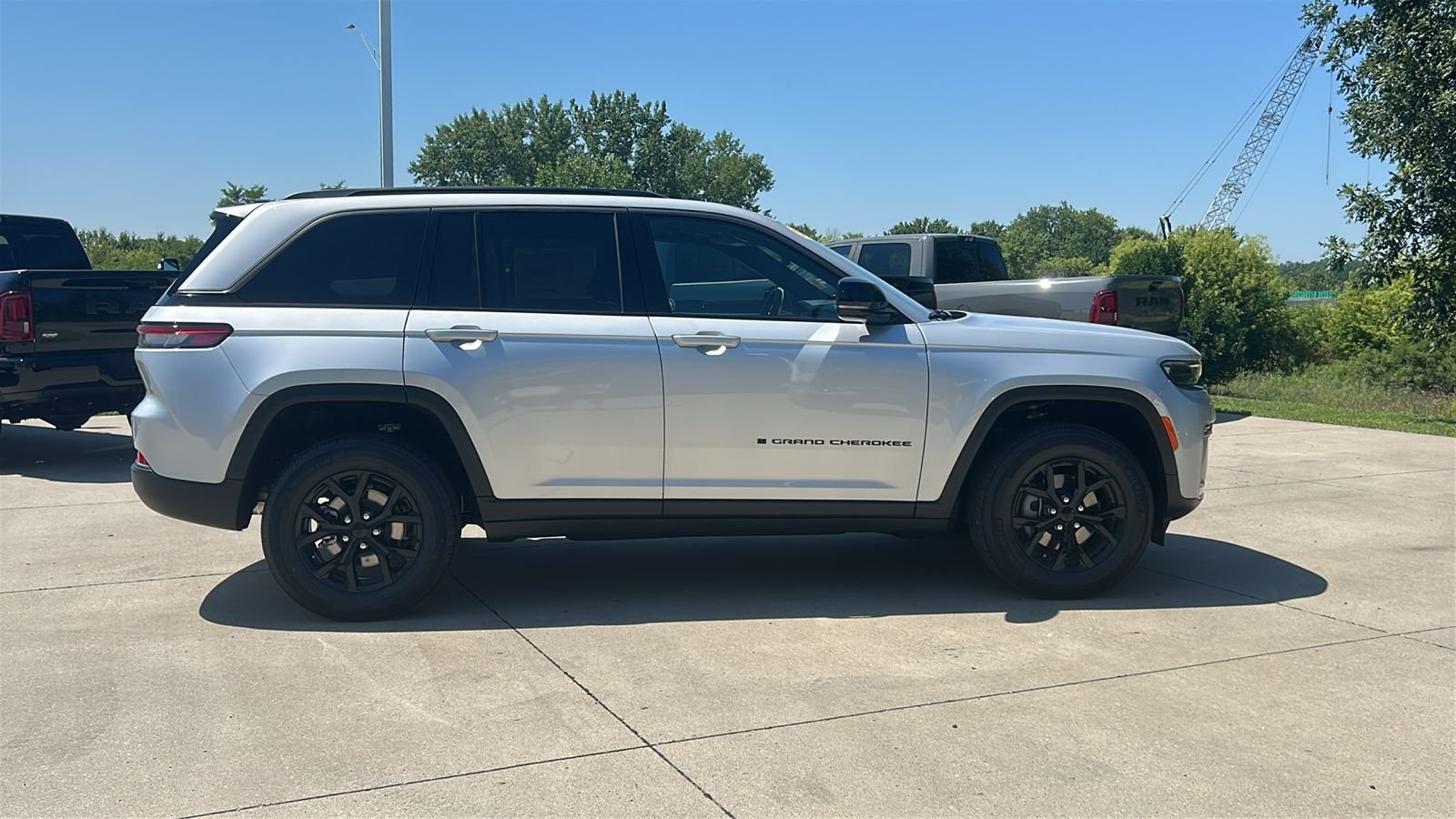 New 2026 Silver Zynith Exterior Paint Jeep Altitude image 3