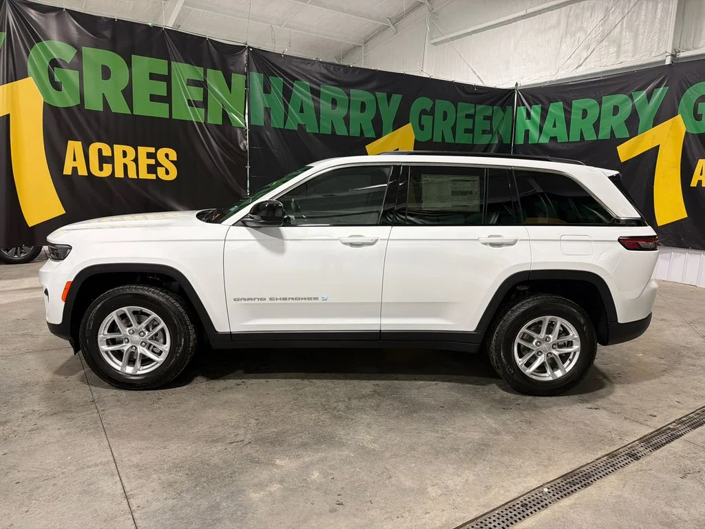 New 2026 Bright White Clear-Coat Exterior Paint Jeep Laredo X image 3