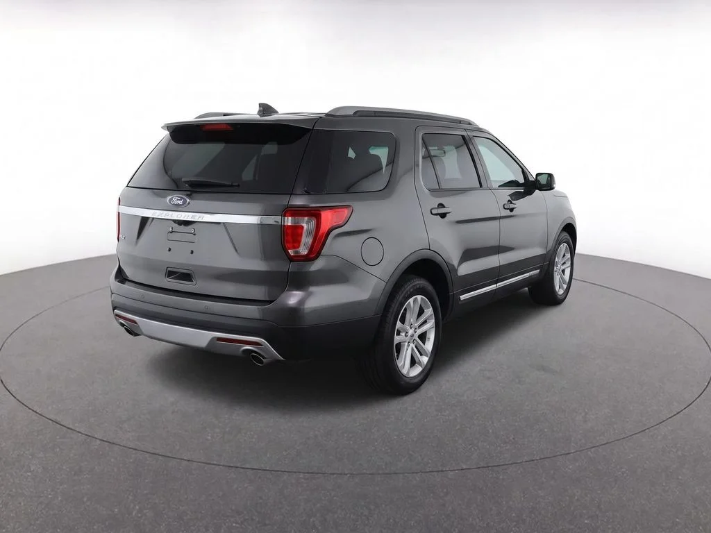 Used 2017 Gray Ford XLT image 3