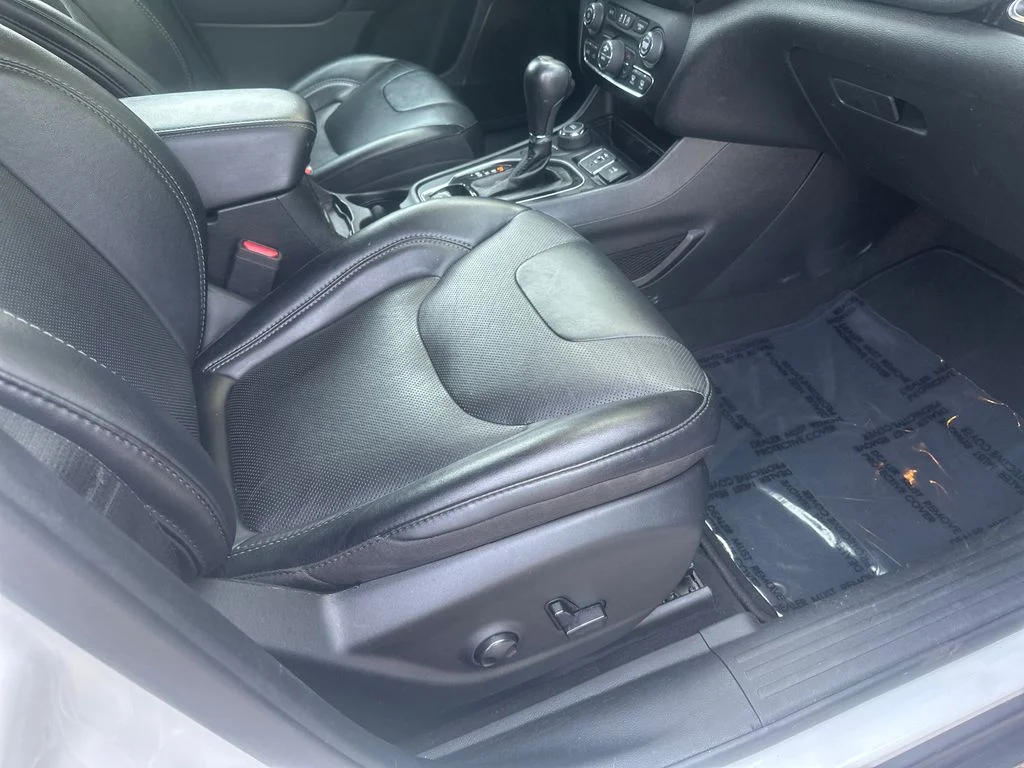 Used 2023 White Jeep Altitude image 33