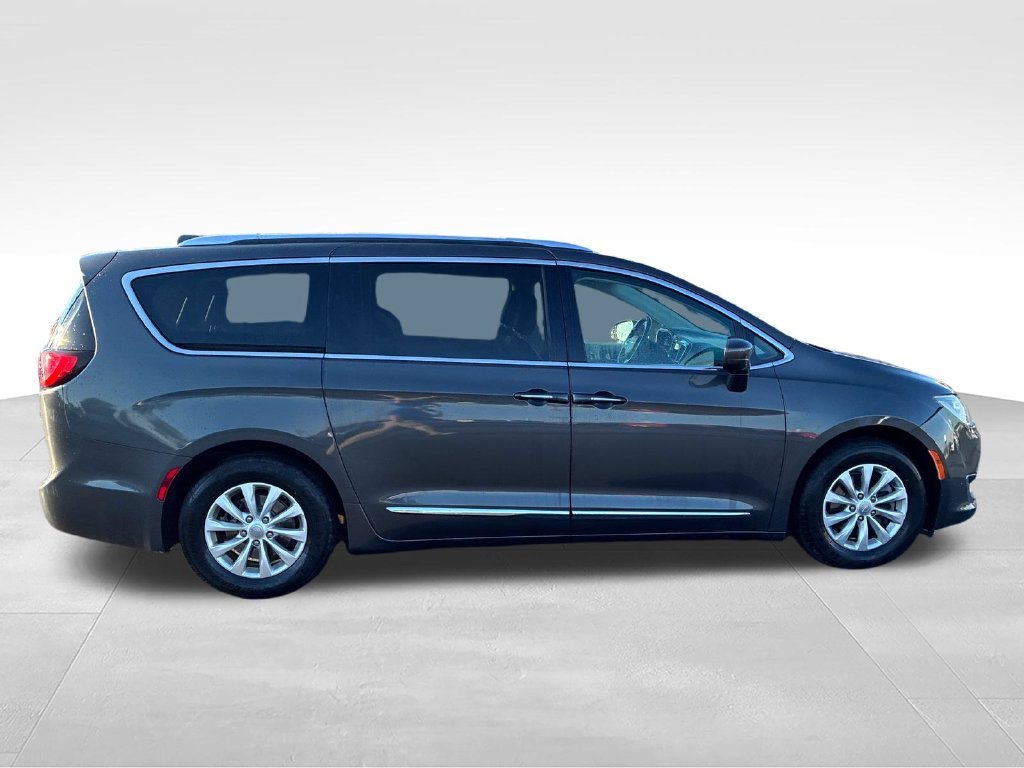 Used 2019 Gray Chrysler Touring L image 6