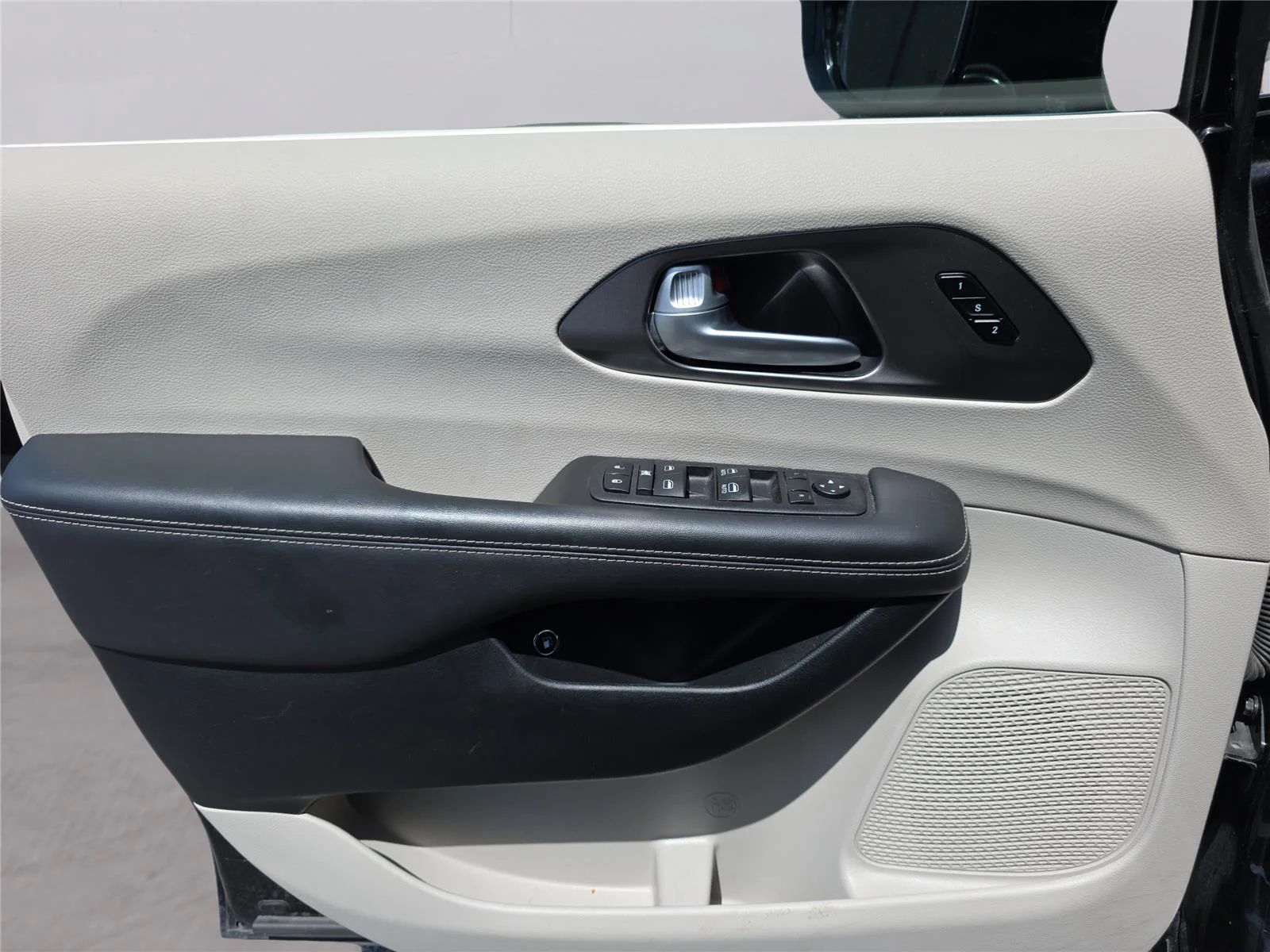 Used 2024 Black Chrysler Hybrid Select image 18