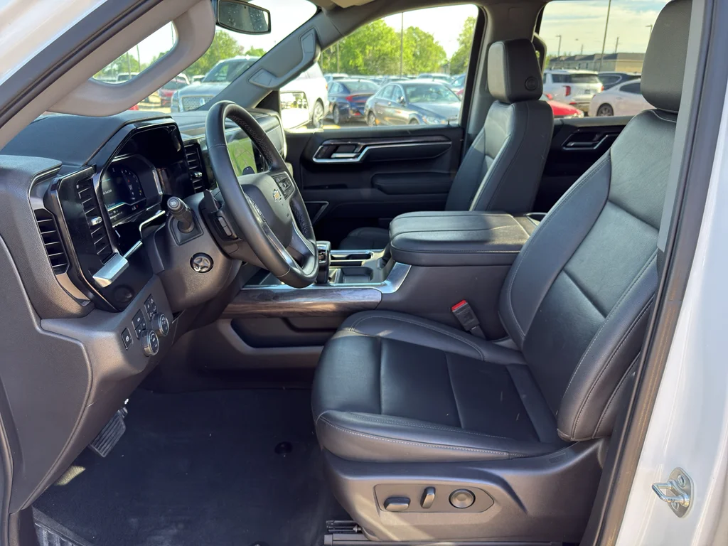 Used 2025 Summit White Chevrolet LTZ image 11