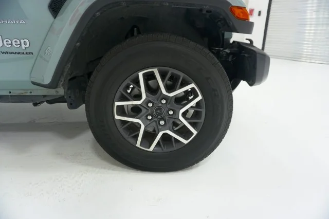 Used 2024 Earl Clear Coat Jeep Sahara image 5