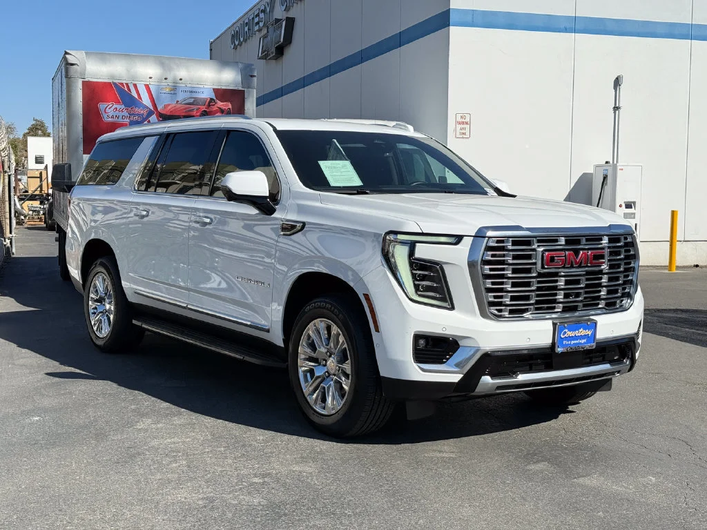 Used 2025 Summit White GMC Denali image 5