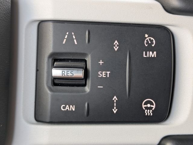 Used 2025  Land Rover X-Dynamic SE image 24