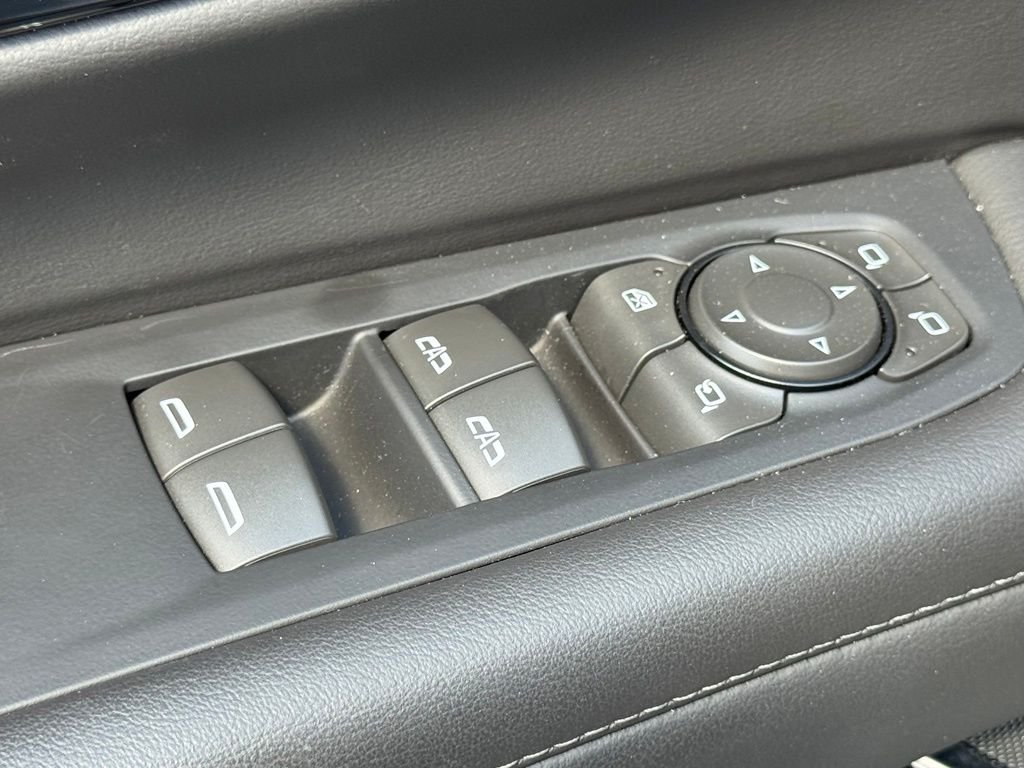 Used 2025 Gray Chevrolet Z71 image 18