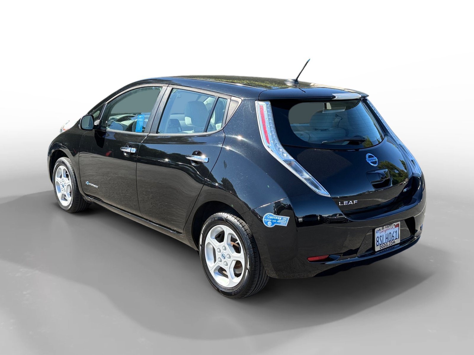 Used 2013 Super Black Nissan SV image 3