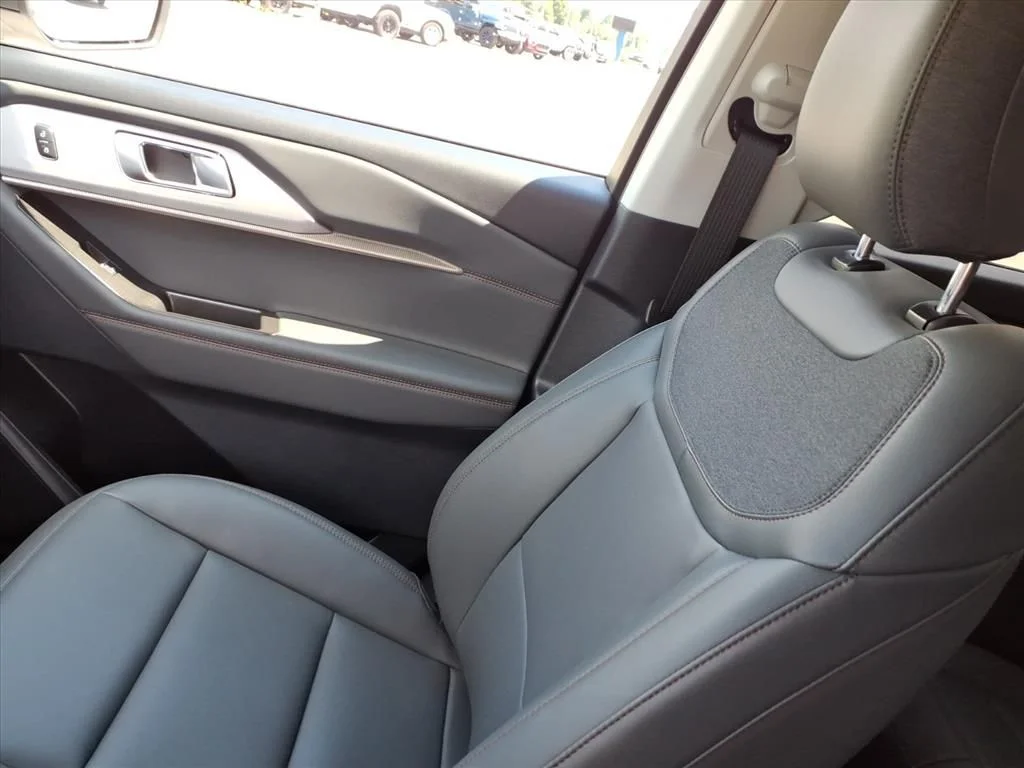 New 2026 Star White Metallic Tri-Coat Ford Active image 24