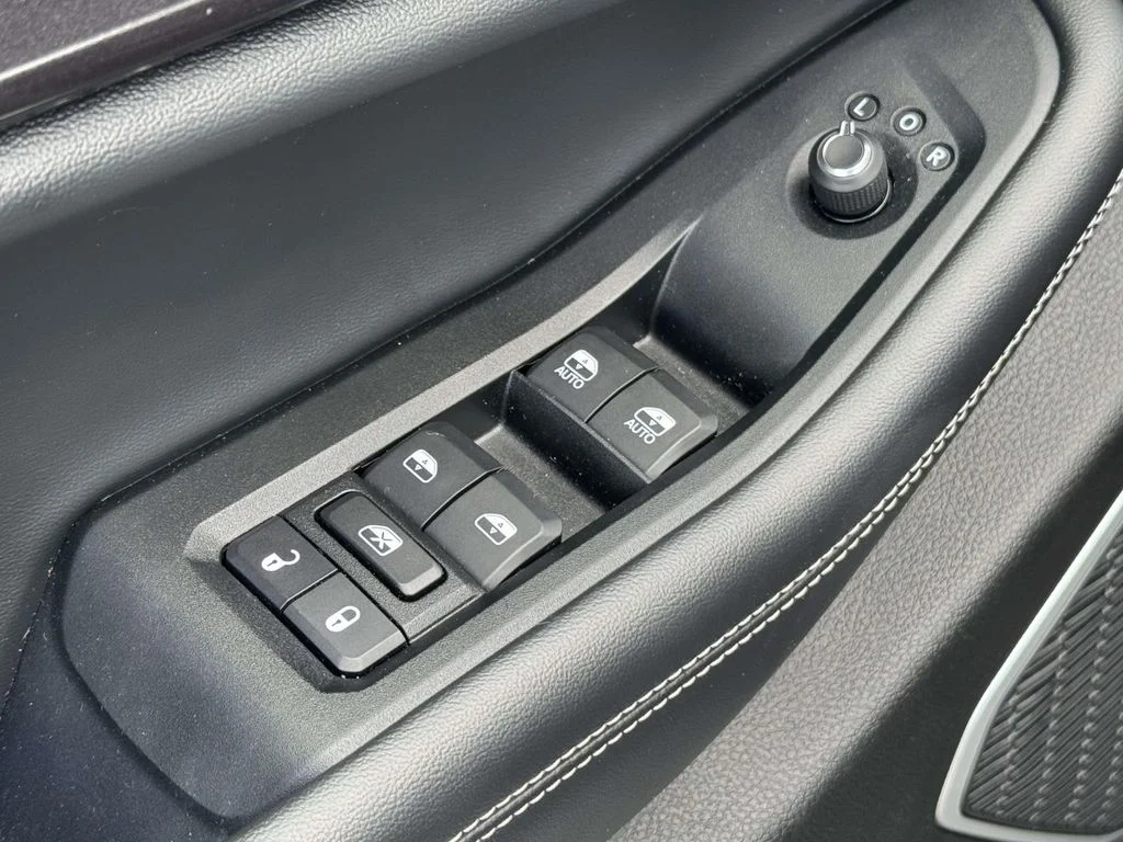 Used 2021 Black Jeep Laredo image 27
