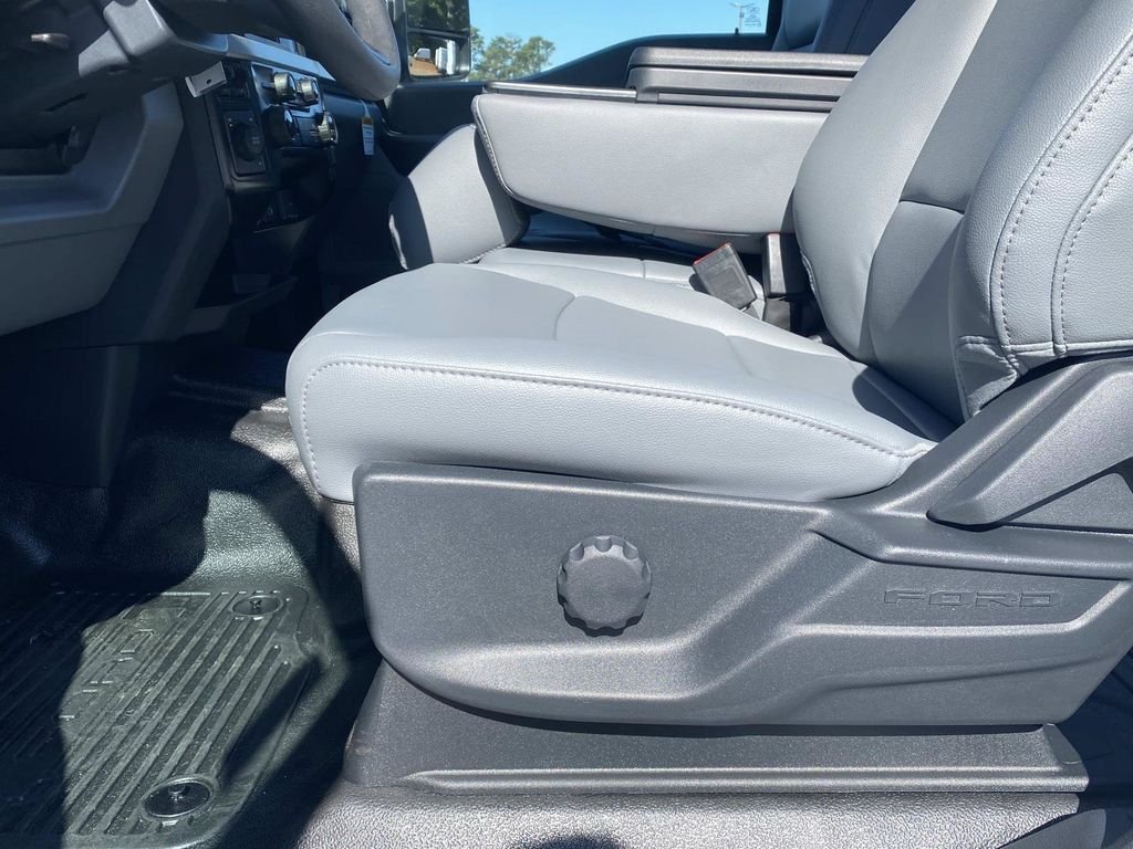 New 2026 White Ford F350 4X4 CRW CC image 12