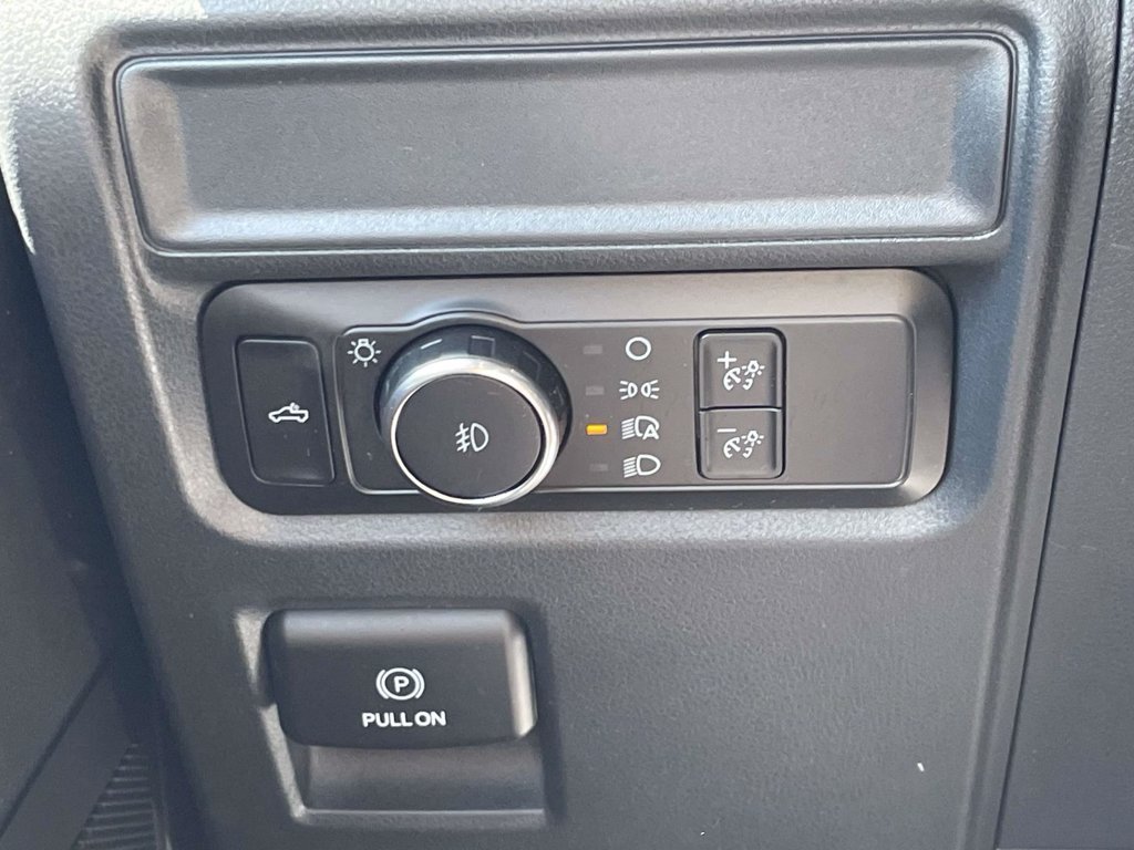 Used 2021  Ford XL image 17