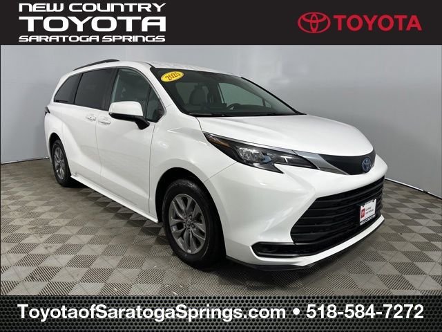 2025 Toyota Sienna LE 8-Passenger Hybrid AWD's photo