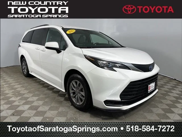 2025 Toyota Sienna LE 8-Passenger Hybrid AWD's photo