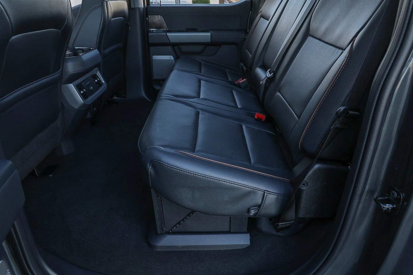 New 2026 Carbonized Gray Metallic Ford F-350® Lariat® image 41