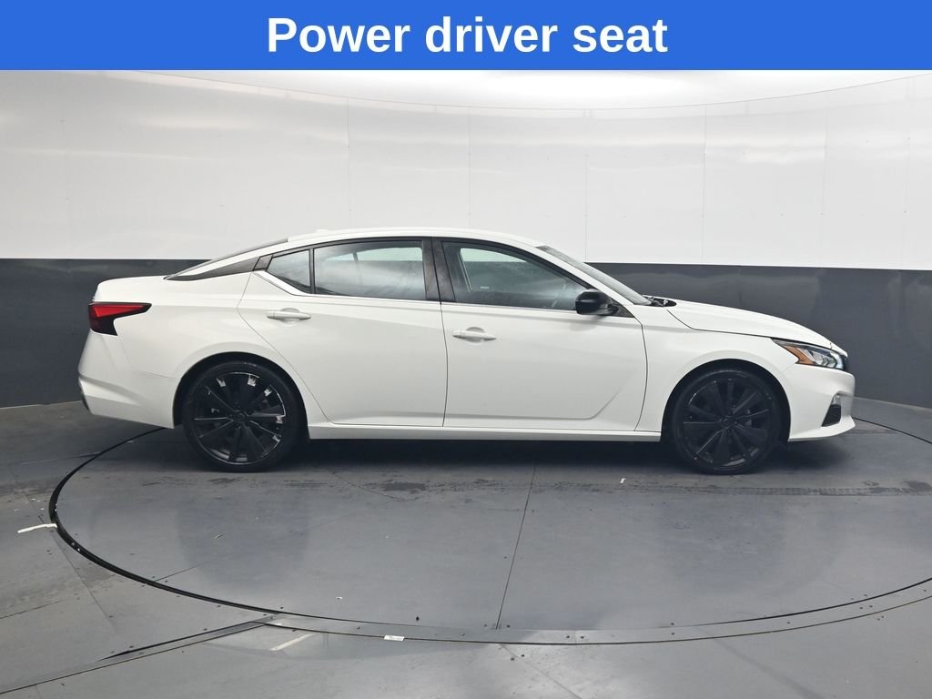 Used 2022 White Nissan 2.5 SR image 3
