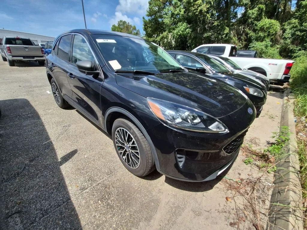 Used 2022 Black Ford SE image 3