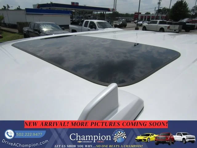 Used 2025 White Frost Tricoat GMC Denali image 11