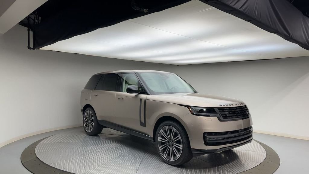 Used 2024  Land Rover SE image 2