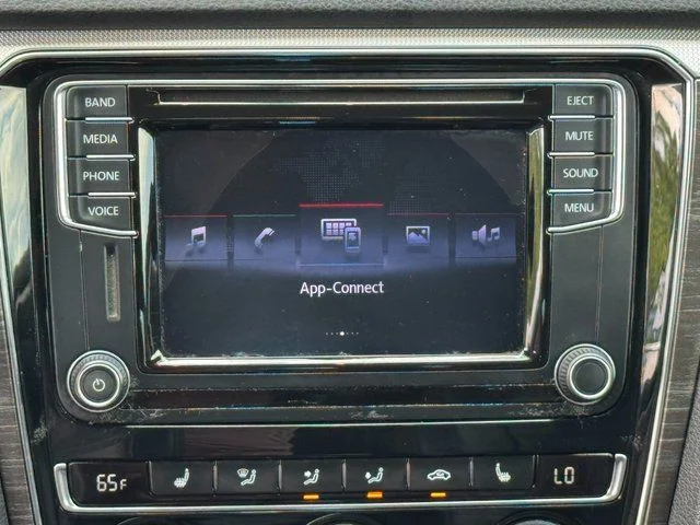 Used 2016  Volkswagen 1.8T SE image 4