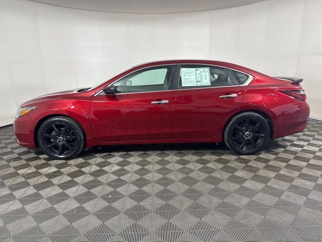 Used 2017 Red Nissan 2.5 SR image 7