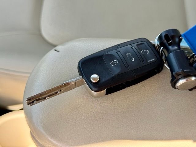 Used 2010 Heaven Blue Metallic Volkswagen 2.5L image 25