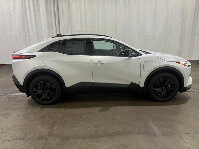 New 2026 Wind Chill Pearl <sup>1</sup> Toyota  SE image 2