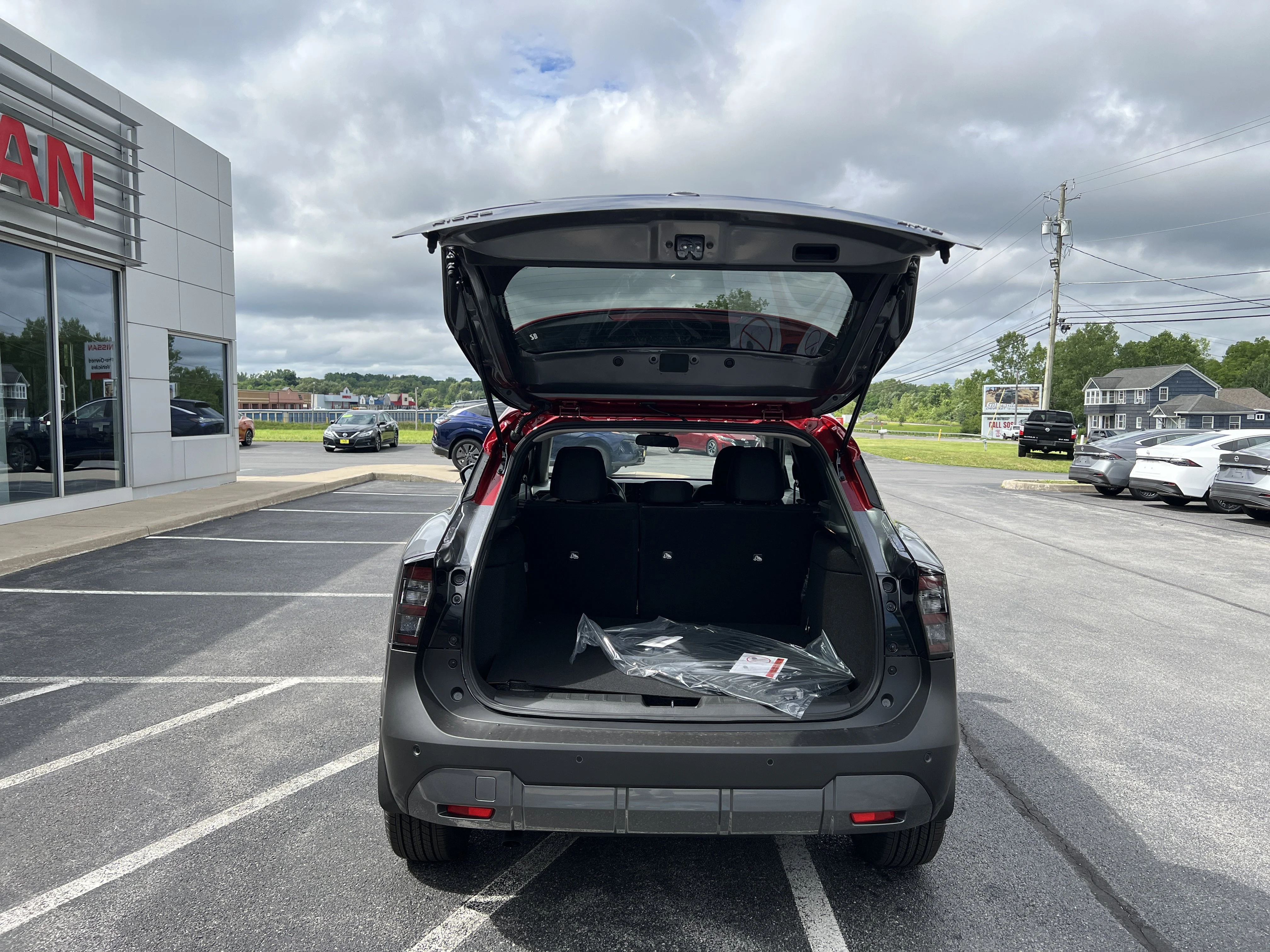 New 2026 Gun Metallic / Scarlet Ember Tintcoat Two-tone Nissan SV image 4