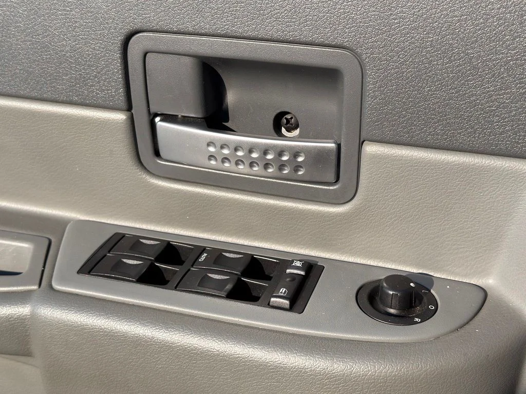 Used 2004 Black Dodge SLT image 26