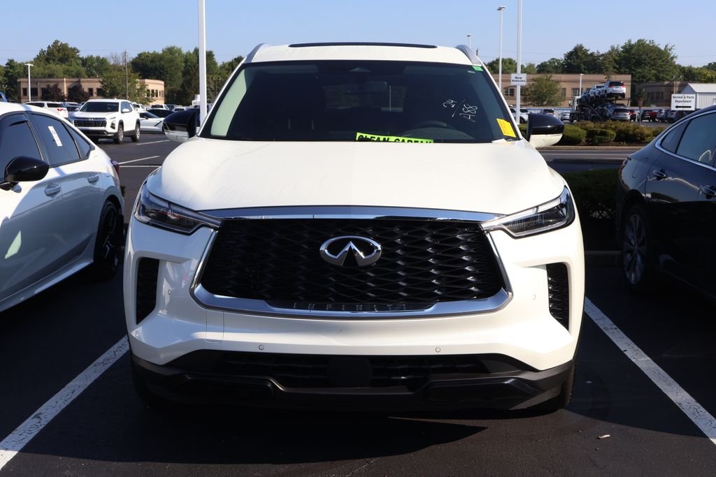 Used 2024 White INFINITI LUXE image 2