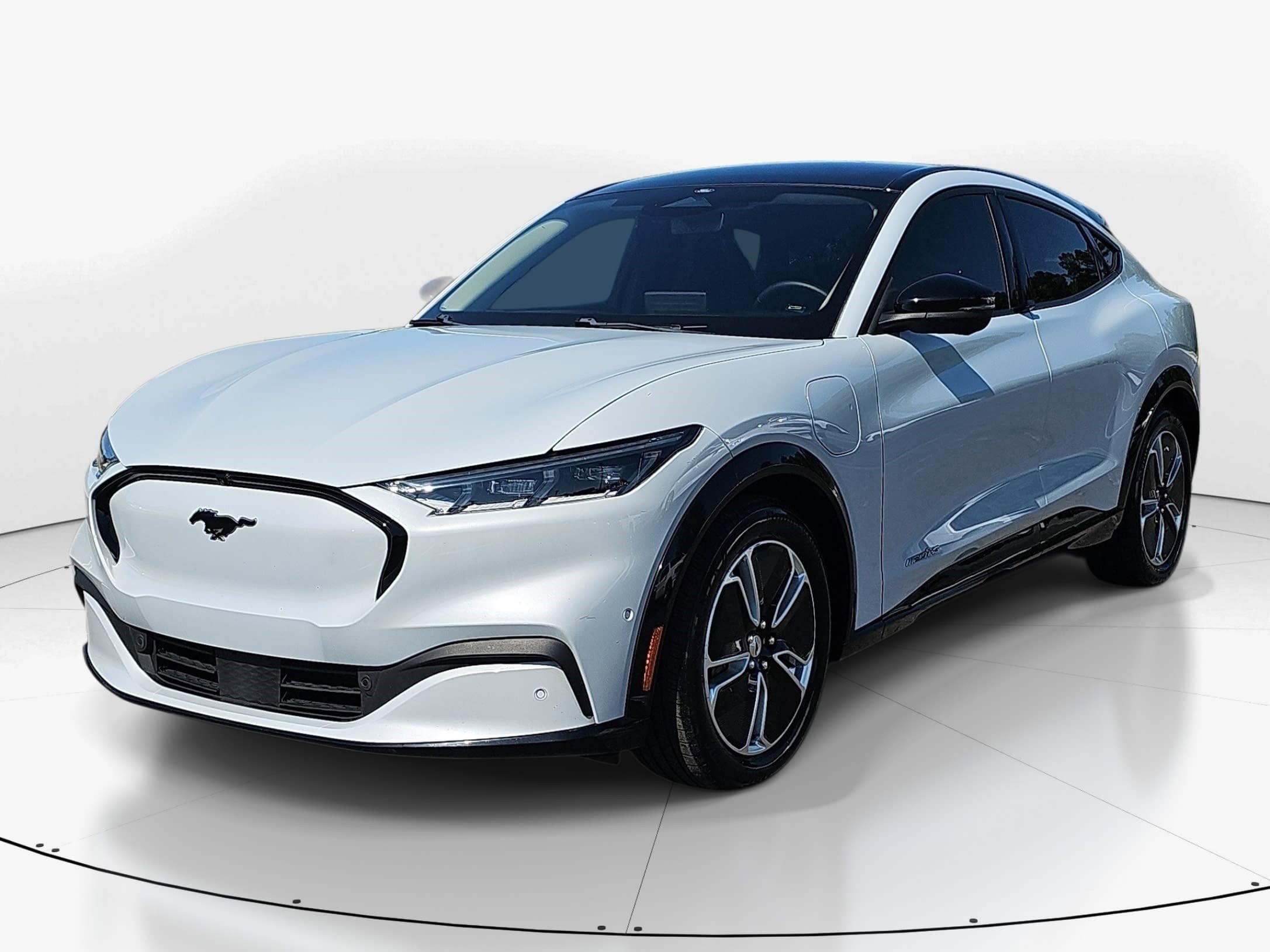 Used 2023 White Metallic Ford Premium image 7