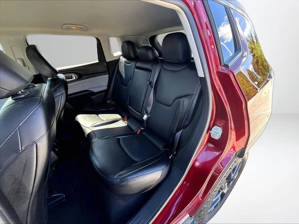 Used 2022 Red Jeep Latitude Lux image 27