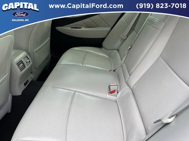 Used 2023 White INFINITI LUXE image 18