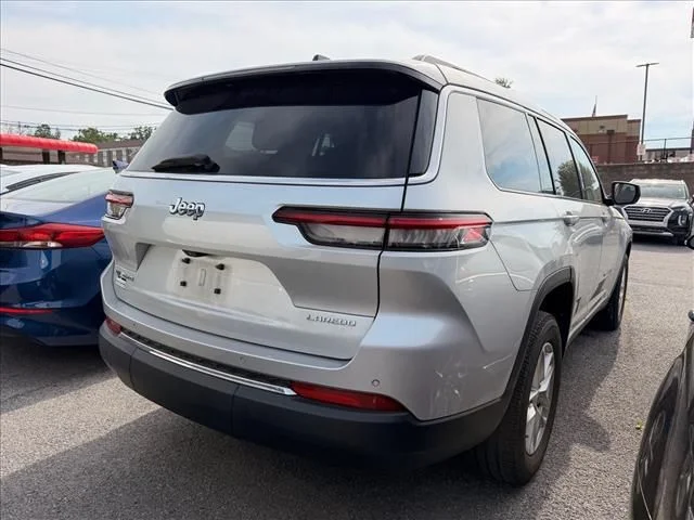 Used 2022 Silver Jeep Laredo image 13