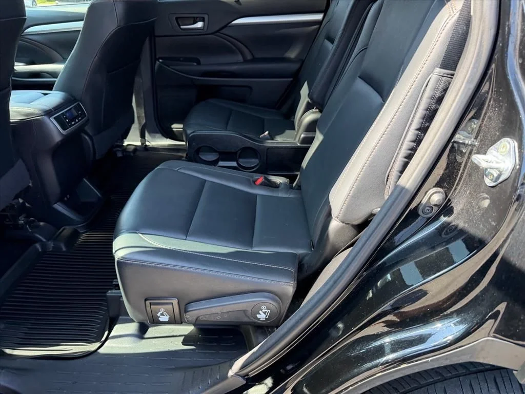 Used 2017 Black Toyota XLE image 12