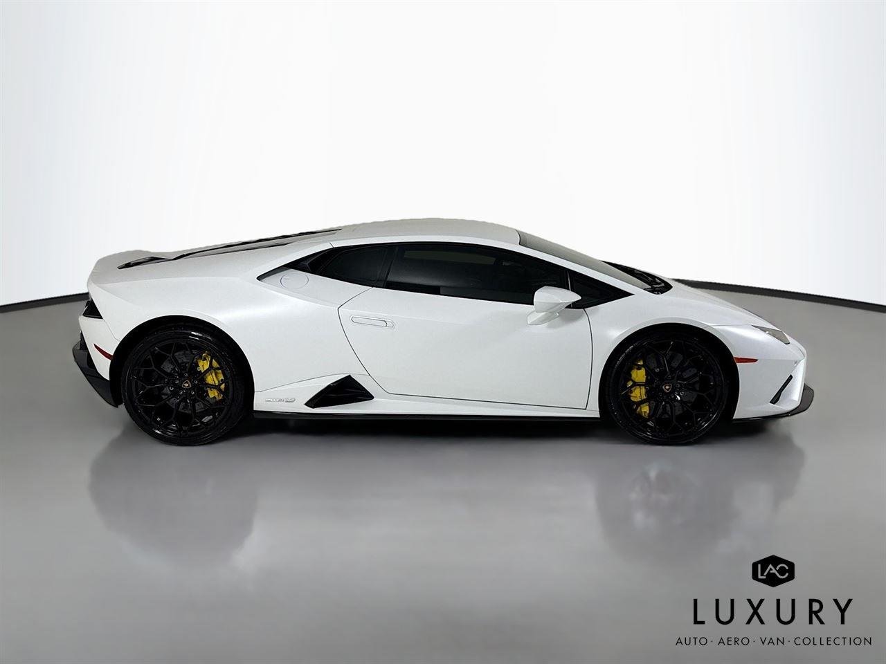 Used 2022 Bianco Canopus Lamborghini  image 5